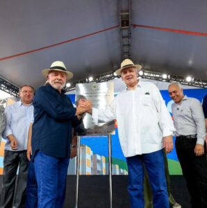 Imagem da notícia - Vice-governador Serafim Corrêa acompanha entrega de moradias durante visita do presidente Lula a Manaus